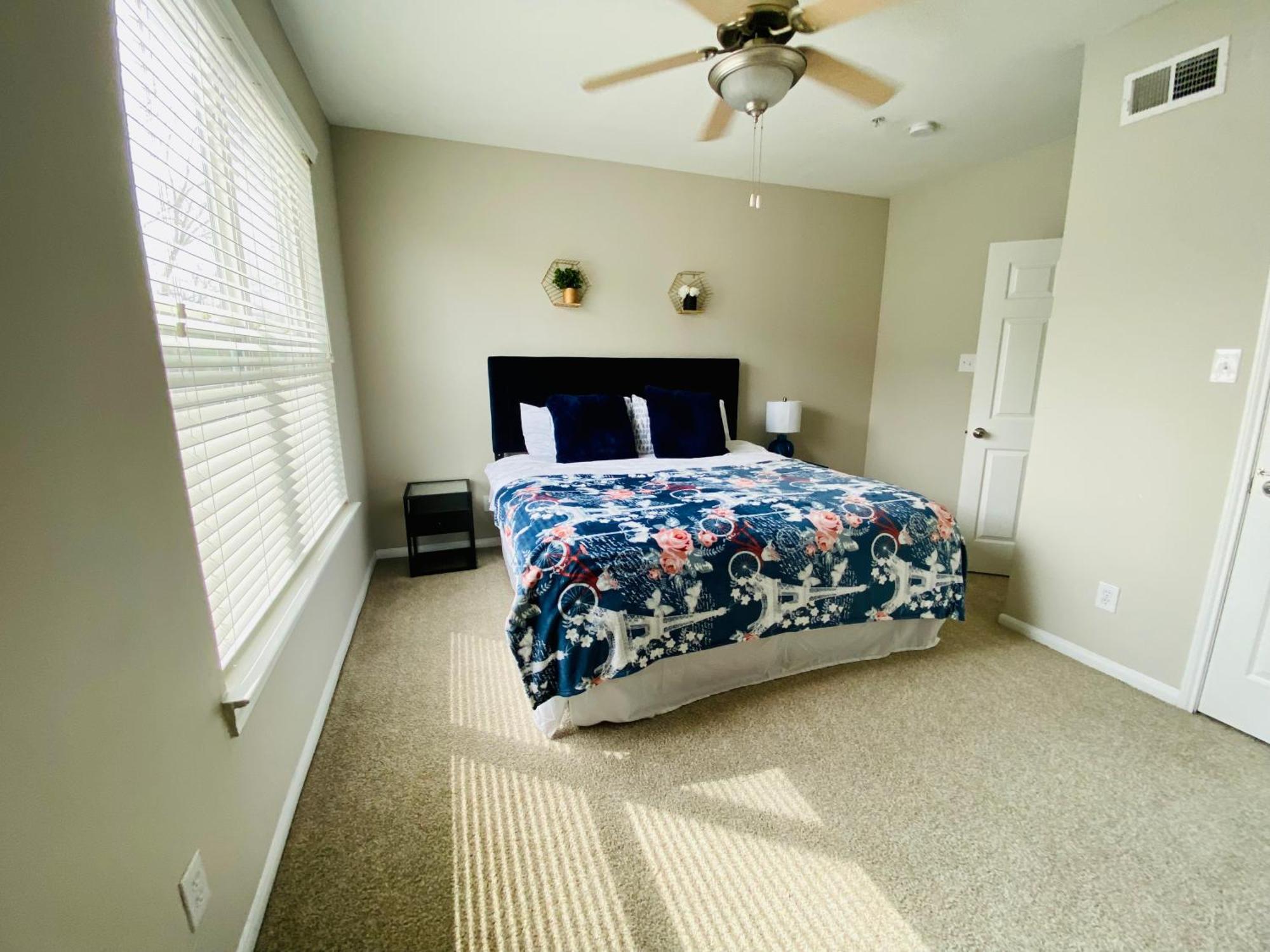 Daire Comfy Galleria 2bd Townhome + Free Parking *